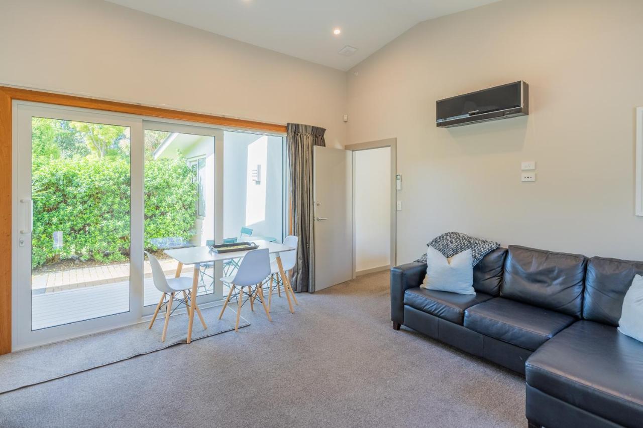 Anam Cara Gardens Luxury Villa Private Bedrooms And Ensuite Bathrooms Sleeps 9 Otaki エクステリア 写真